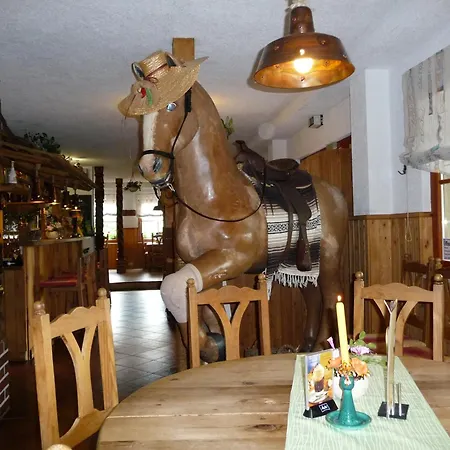 Steakhouse & Crazy Horse Casa de hóspedes